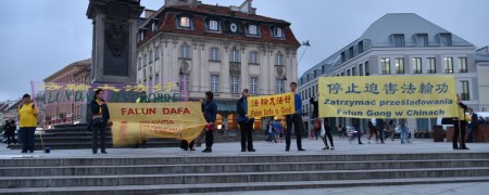 一拨拨遮挡横幅的人听了法轮功学员讲真相后离开,最后“欢迎队伍”都不见了。(黄诃欧/大纪元)